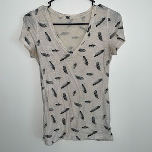White V-neck T-shirt with feather print size extra small